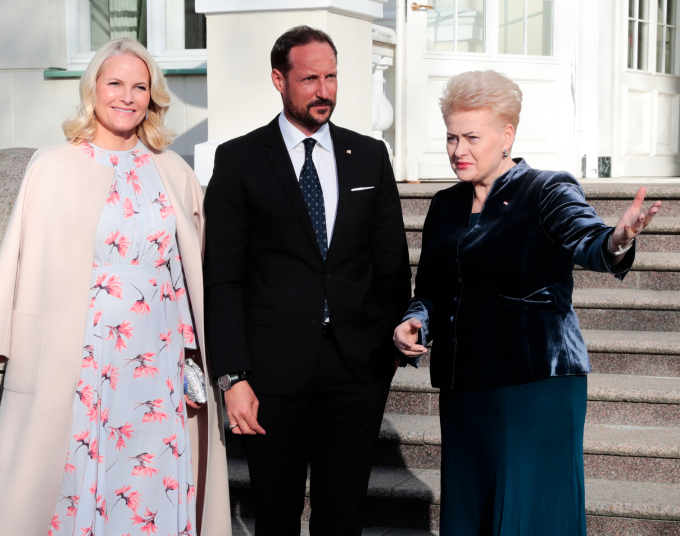 Kronprinsparet ankommer kveldens middag med President Dalia Grybauskaitė. Foto: Lise Åserud, NTB scanpix